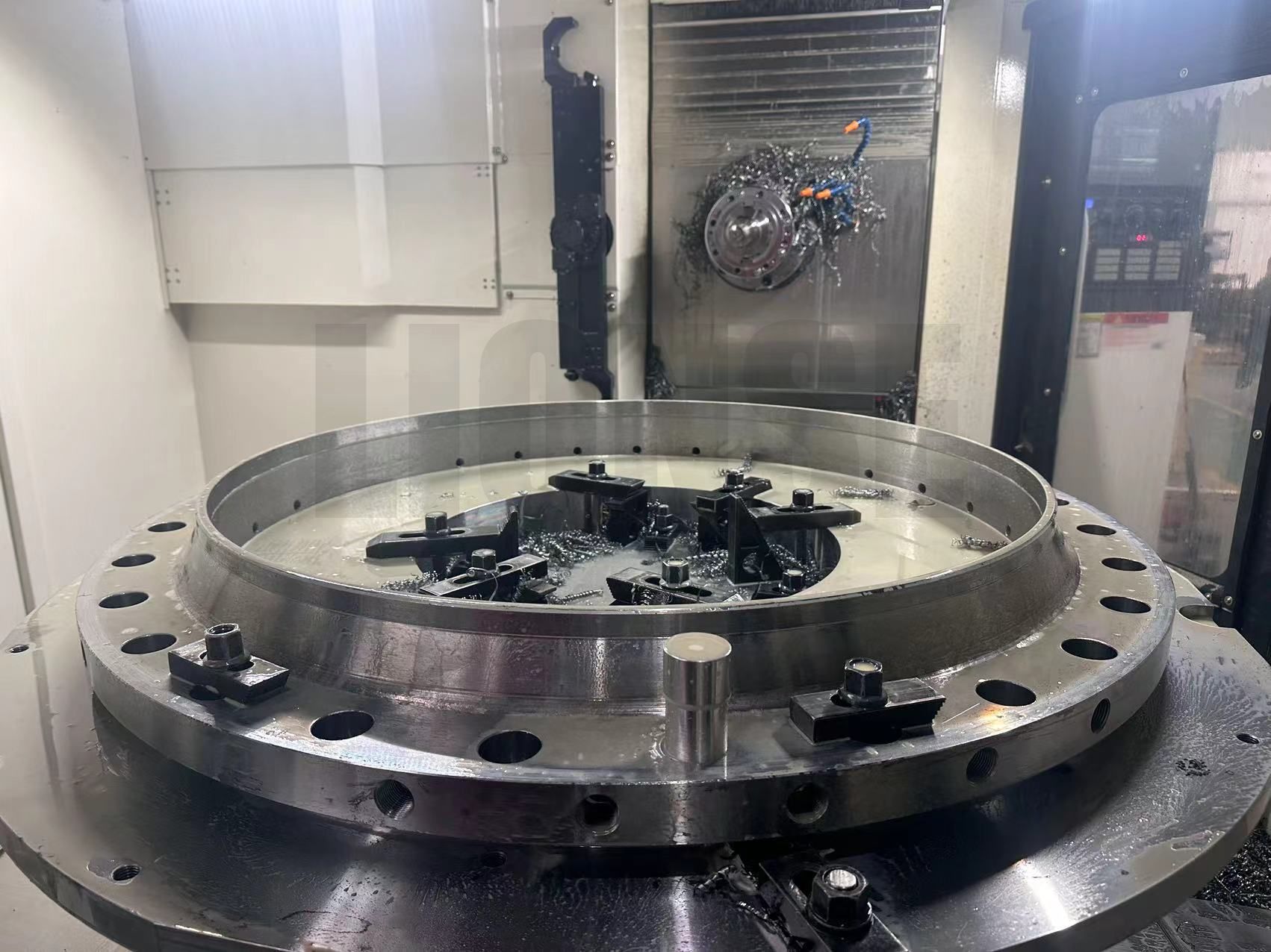 Hogyan biztosítható a furat függőleges helyzete nagy átmérőjű karimák fúrásakor?